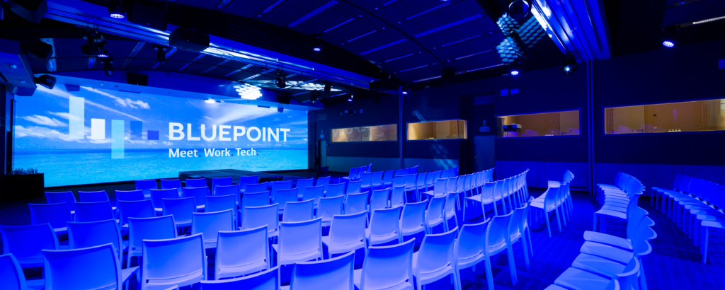 Conférence dans un grand espace, possibilité de diffusion en direct