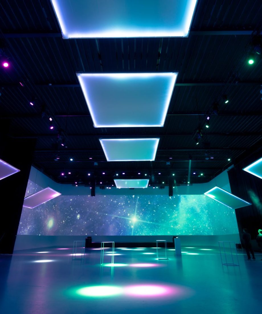 Event Lounge studio with kinetic light structures and widescreen projection
